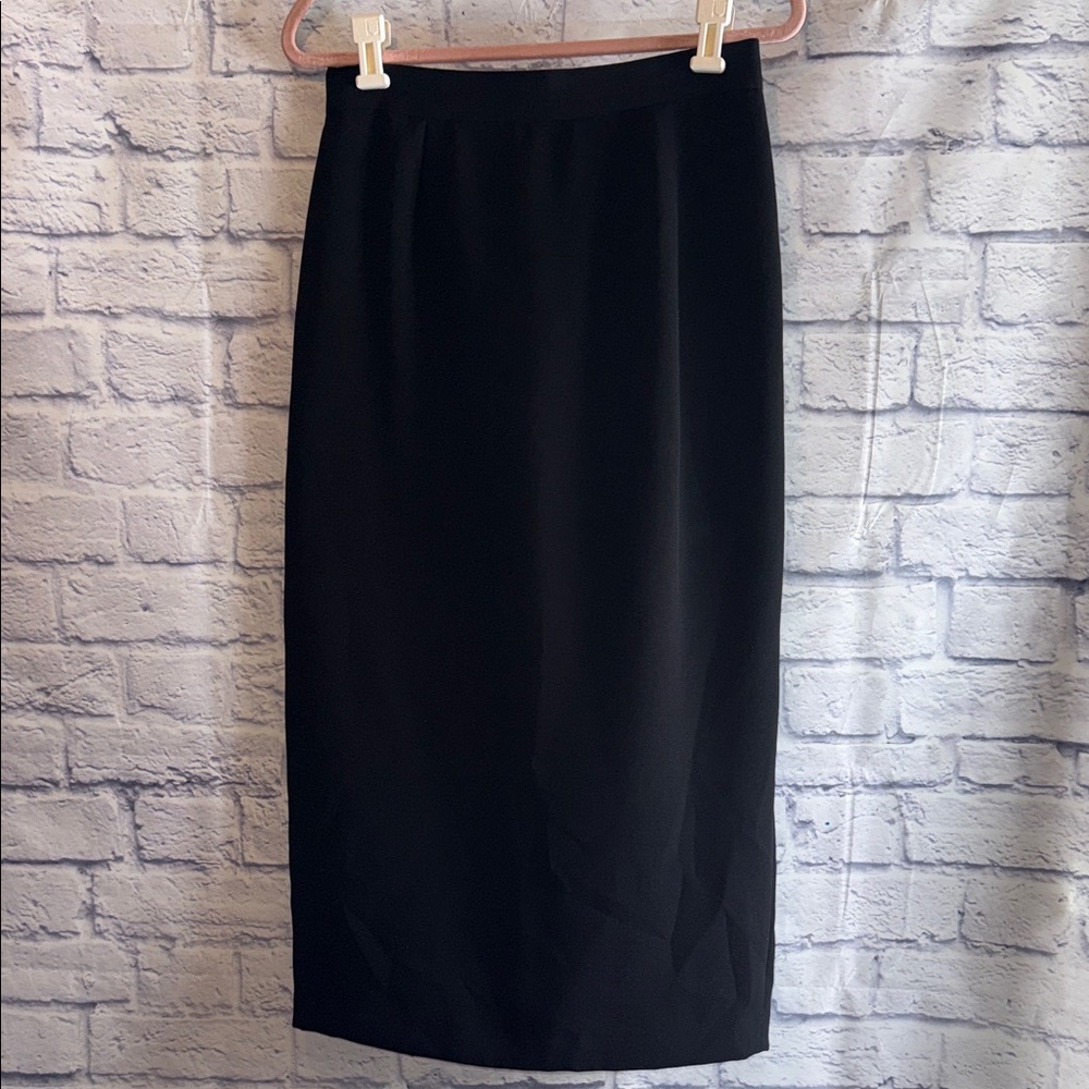 Elegant Black and White Women's Jacket with Skirt - Picture 5 of 13